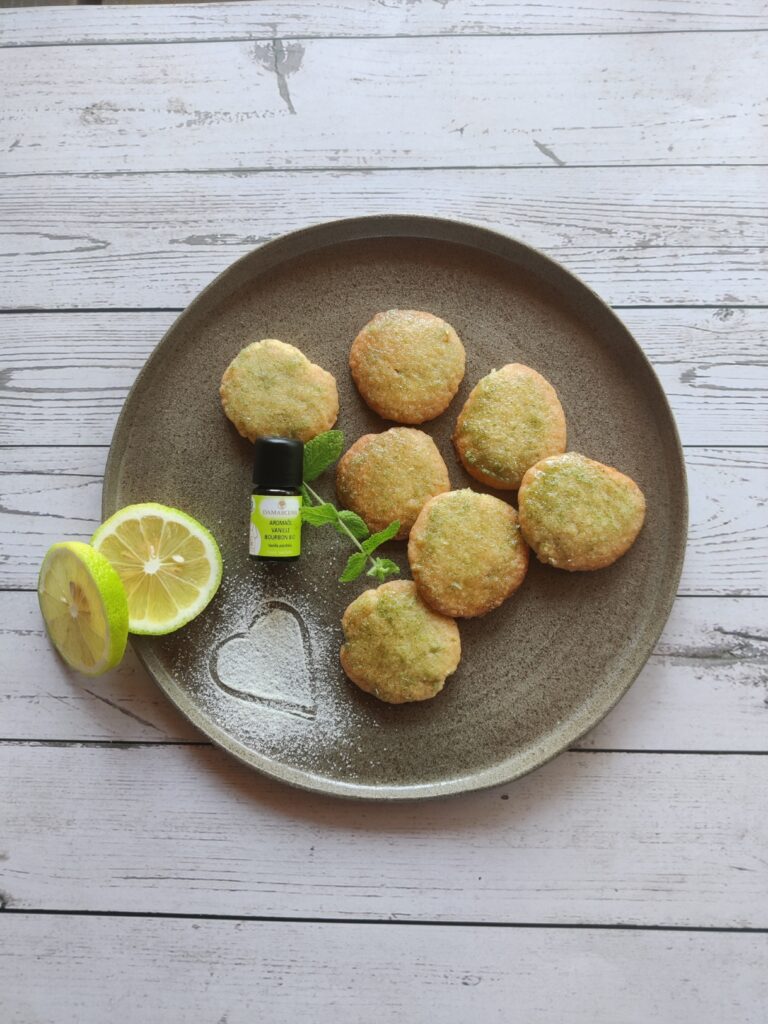 Vanillekekse mit einem Guss aus Puderzucker, Zitronensaft, Apfelminze